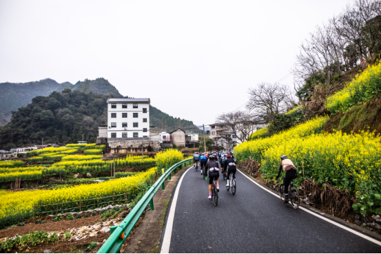 电竞竞猜app打造“赛事+文旅+出行”新体验哈啰首场自行车赛圆满举行(图2)