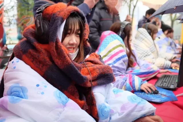 电竞竞猜杭州乐园电竞比赛女神竟然裹棉被打游戏(图1)