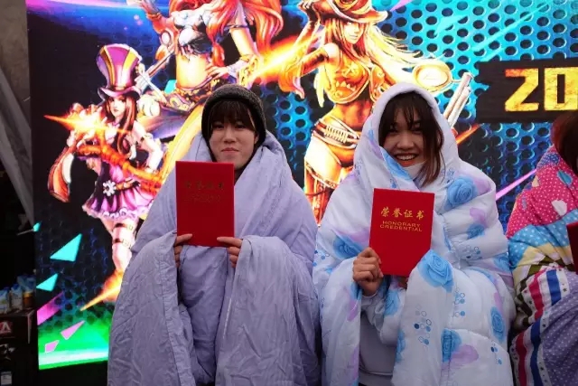 电竞竞猜杭州乐园电竞比赛女神竟然裹棉被打游戏(图3)